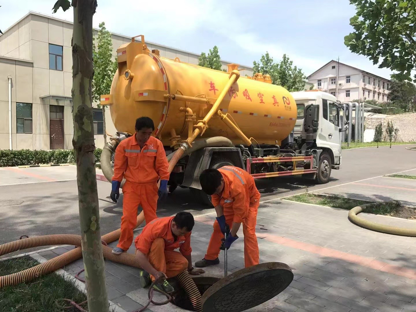 准格尔化粪池清理与5-8吨吸粪车施工效率分析